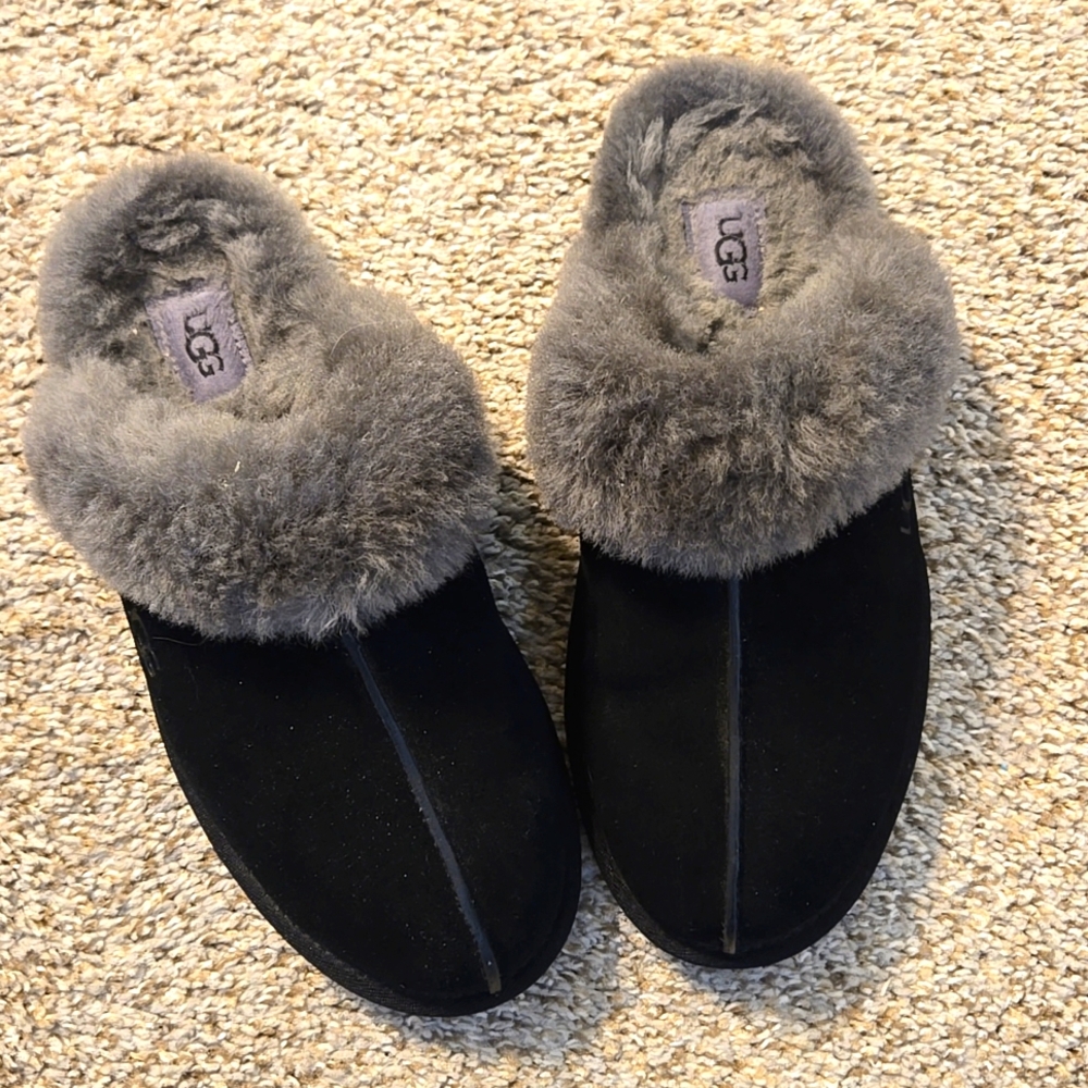 UGG Slippers, Black slip on Size 9